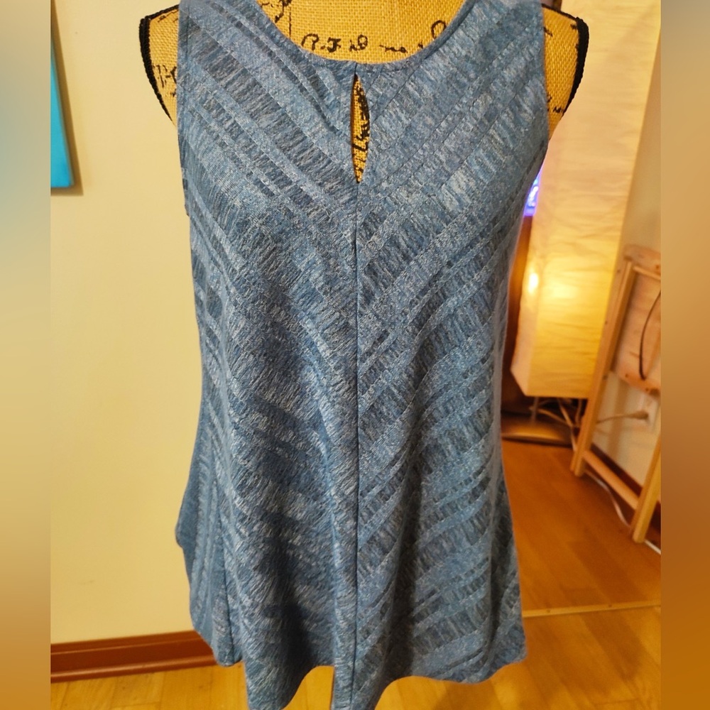 Super Cute and Flattering Sz M top by Cupio brand